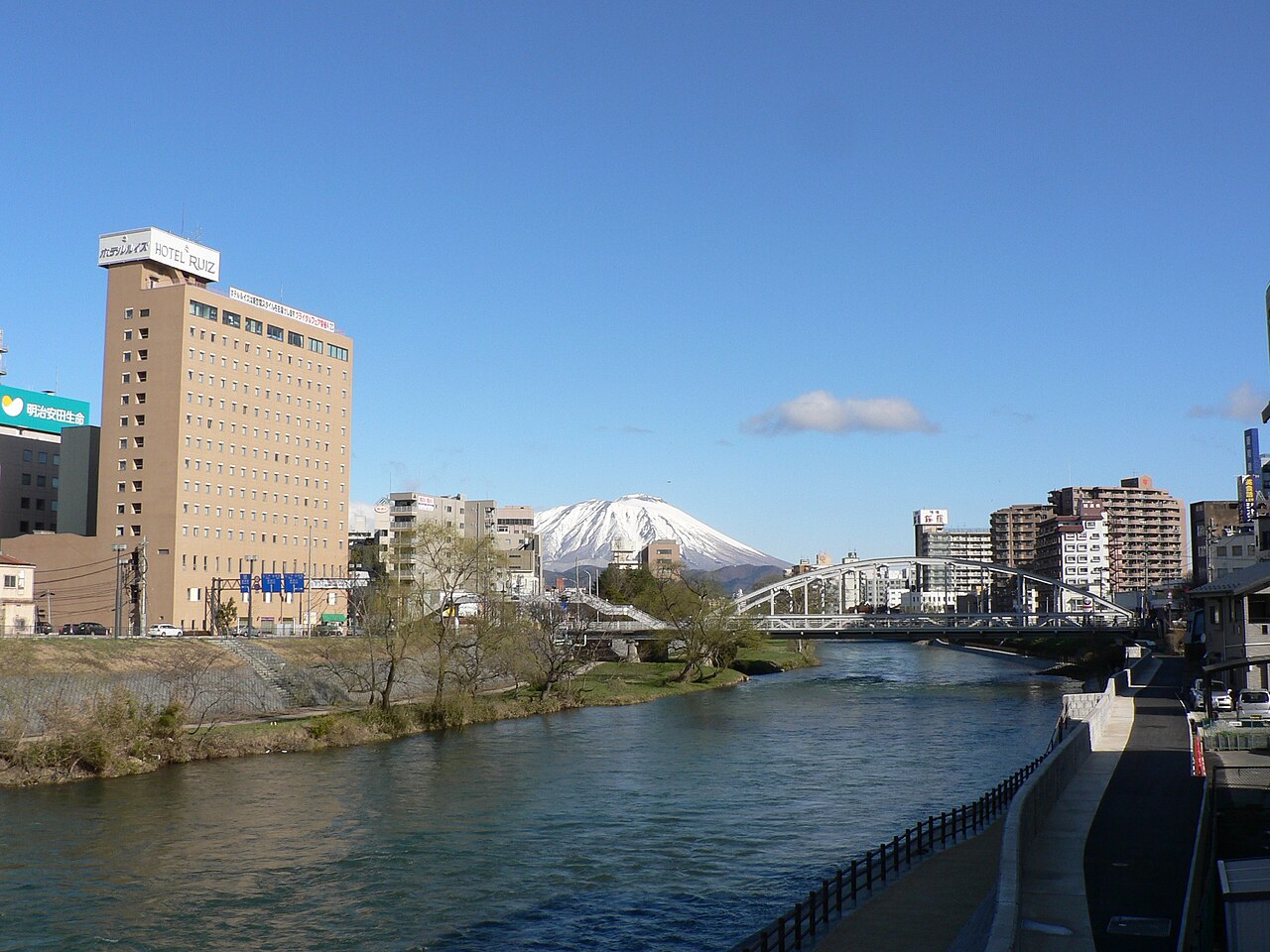 北上川と盛岡の街並み